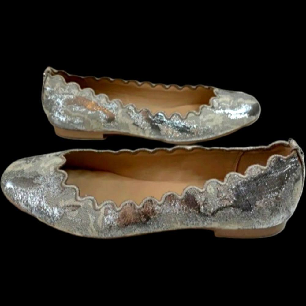 Pristine 𝗗𝗞𝗡𝗬 Women's Glitter Embellished Silver Rich Scalloped Edge Flats!